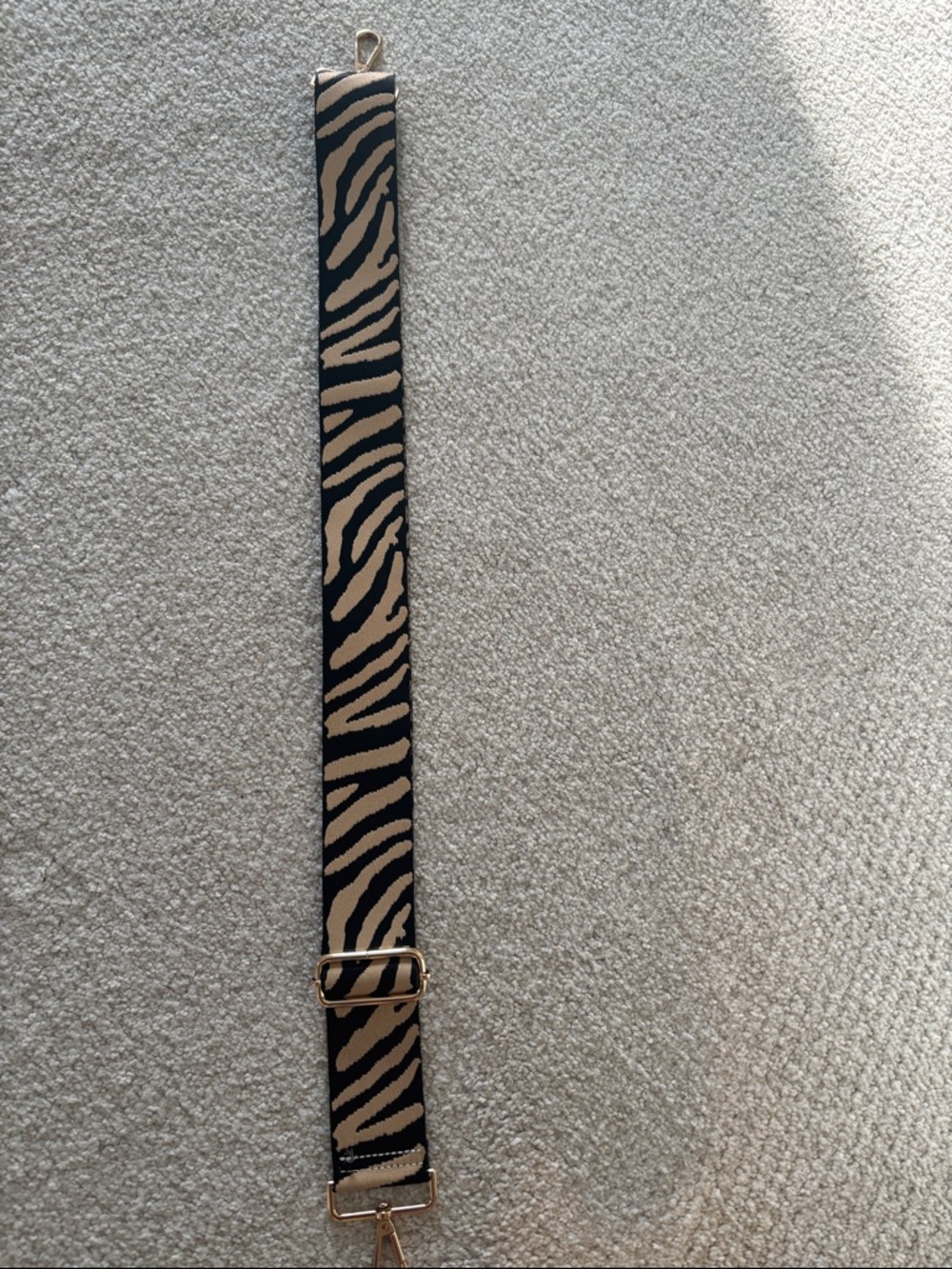 Guitar strap for bag
Black and beige print